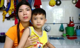 Bé trai bị bỏ quên. 