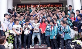 Điểm nhấn giáo dục: Gà 'thối' vào trường, phạt trẻ ăn thạch trong nhà vệ sinh