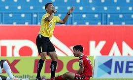 Sau khi va chạm, Thiện Đức ngã xuống bất động...