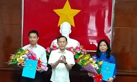 Chủ tịch UBND thành phố Cần Thơ Võ Thành Thống trao quyết định và chúc mừng đồng chí Trần Thị Xuân, Lê Tiến Dũng.