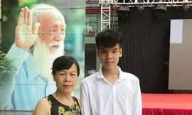 Người thân đưa Đức Anh nhập học trường Lương Thế Vinh ngày 16/6. Ảnh: Triệu Vương. 