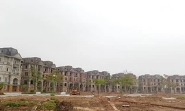 Nhiều khu đô thị, biệt thự mọc lên nhưng bị bỏ hoang ở các vùng ven ngoại thành Hà Nội được người môi giới thổi giá cao chót vót