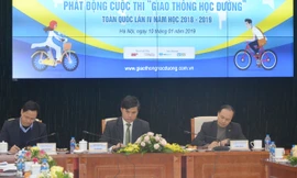 Lãnh đạo Bộ GD&ĐTvà Ủy ban An toàn Giao thông Quốc gia trong lễ phát động cuộc thi sáng nay, 10/1