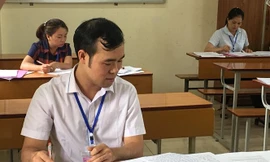 Chấm thi tự luận. Ảnh: Nghiêm Huê