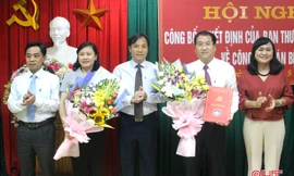 Lãnh đạo tỉnh Hà Tĩnh trao quyết định và chúc mừng các đồng chí Trương Thanh Huyền, Nguyễn Thế Hoàn.