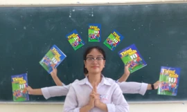 Năm học 2019 - 2020 vừa "khởi động" được vài ngày, nhiều nhóm học sinh đã kịp nghĩ ra trend mới "dùng sách giáo khoa tạo dáng kiểu phật bà quan âm" và phủ kín mạng xã hội. Ảnh: Nguyễn Trà.