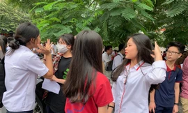 Thí sinh cười tươi sau khi ra khỏi phòng thi môn Ngữ Văn sáng nay, 2/6. Ảnh: Đỗ Hợp