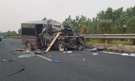 Vụ tai nạn trên cao tốc Pháp Vân- Cầu Giẽ- Nình Bình chiều 5/3 làm 2 người chết, 2 người bị thương (ảnh: Hoàng Long)