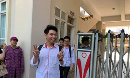 Thí sinh vui vẻ ra khỏi phòng thi tổ hợp môn Khoa học Tự nhiên sáng nay. Ảnh: Đỗ Hợp