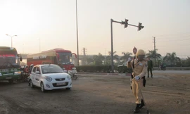 Xúc động hình ảnh CSGT cầm chổi quét dầu loang