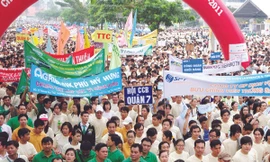 Người dân hào hứng tham gia chương trình đi bộ từ thiện. Ảnh: Tường Vũ