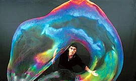 Phù thủy bong bóng trở lại với 10 tấn đạo cụ