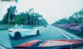 Siêu xe vỡ nát sau khi đâm vào dải phân cách