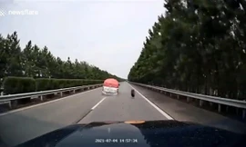 Xe bán tải rơi lốp khi đang chạy trên cao tốc