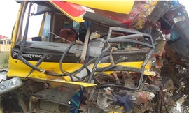 Xe khách tông xe tải đậu ven đường, một người chết