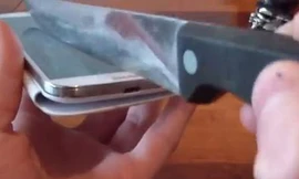 Galaxy S4 thử độ bền bằng dao