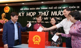 Các đại biểu HĐND TPHCM bỏ phiếu bầu các Ban HĐND TPHCM. Ảnh: SGGP
