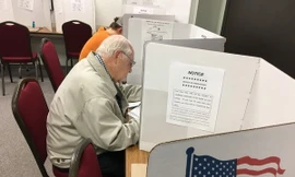 Cử tri Mỹ bỏ phiếu bầu Tổng thống Mỹ 2016 tại điểm bầu cử sớm ở Eau Claire, Wisconsin ngày 1/11/2016. (Nguồn: AFP/ TTXVN)