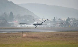 Trung Quốc lần đầu bay thử UAV Wing Loong ID