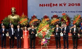 Đồng chí Nguyễn Xuân Phúc, Ủy viên Bộ Chính trị, Thủ tướng Chính phủ Nước cộng hòa xã hội chủ nghĩa Việt Nam tặng hoa Đại hội. Ảnh: Như Ý