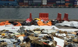 Xót xa giữa đống tư trang còn lại của hành khách máy bay JT 610