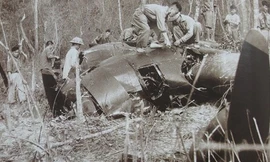 Xác chiếc máy bay B24 Privateer bị rơi tại chỗ trên chiến trường Điện Biên Phủ. (Ảnh tư liệu)