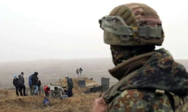 Người dân Ukraine đào hào đề phòng chiến tranh