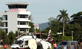 Cảnh sát và binh sỹ Thái Lan chuyển một thành viên đội bóng thiếu niên sau khi được giải cứu khỏi hang Tham Luang tới bệnh viện ở Chiang Rai ngày 9/7. (Ảnh: EPA/TTXVN)