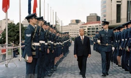 Hình ảnh về lễ đón Tổng Bí thư Đỗ Mười trong chuyến thăm chính thức New Zealand (tháng 7/1995). (Ảnh: Xuân Lâm/TTXVN)