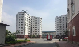 Vị trí đặt cây ATM nằm tại chung cư 9 tầng CT1-thuộc chung cư Than Nam Mẫu, ngay gần quốc lộ 18 và bên cạnh công ty Cao su Sao vàng, có rất đông công nhân đang nằm việc. (Nguồn: TTXVN phát)