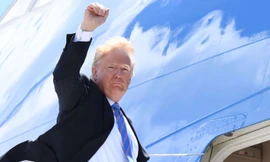 Tổng thống Mỹ Trump lên Không lực Một rời Singapore