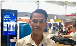 Nhân viên thu gom xe đẩy trả lại tài sản giá trị cho hành khách