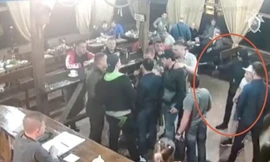 Kẻ giết Zhestokov chĩa súng ở cự ly gần. Ảnh: East2We. 