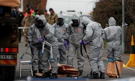 Lực lượng an ninh Anh thu thập mẫu vật bên chiếc xe của cựu điệp viên Nga Sergei Skripal tại Gillingham, London ngày 14/3. (Nguồn: AFP/ TTXVN) 