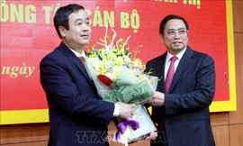 Đồng chí Phạm Minh Chính, Ủy viên Bộ Chính trị, Bí Thư Trung ương Đảng, Trưởng Ban Tổ chức Trung ương chúc mừng đồng chí Ngô Đông Hải