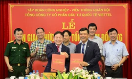 Thiếu tướng Lê Đăng Dũng (trái, hàng trên) bàn giao chức vụ tại Viettel Global cho ông Đỗ Mạnh Hùng. (Ảnh: CTV/Vietnam+)