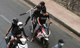 Mã tấu, kiếm trên tay các thanh niên. Ảnh: Quang Long.