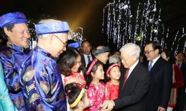 Tổng Bí thư Nguyễn Phú Trọng với nhân dân tại Tượng đài Lý Thái Tổ. (Ảnh: Trí Dũng/TTXVN)