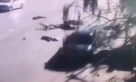 Chiếc xe sau khi lao vào đám đông trẻ em trưa 22/11. Ảnh: Weibo