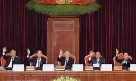 Tổng Bí thư Nguyễn Phú Trọng, Chủ tịch nước Trần Đại Quang, Thủ tướng Nguyễn Xuân Phúc, Chủ tịch Quốc hội Nguyễn Thị Kim Ngân và Uỷ viên Bộ Chính trị, Thường trực Ban Bí thư Trần Quốc Vượng biểu quyết thông qua Nghị quyết Hội nghị Trung ương lần thứ bảy. 