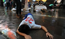 Giả chết đòi bình đẳng cho người đồng tính