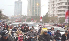 Đổi giờ, xuất hiện một số điểm ùn tắc. Ảnh: Trọng Đảng