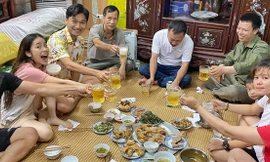 Không chỉ về nhà bạn gái ra mắt, “Mr.Cần Trô” còn giúp “mẹ vợ” livestream bán hàng