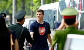 Sao Arsenal bắt tay công an, tươi cười với fan