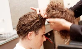 Tóc xoắn búi cao xinh xắn