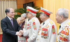 Chủ tịch Quốc hội Nguyễn Sinh Hùng gặp mặt Ban liên lạc Trung đoàn Thủ đô