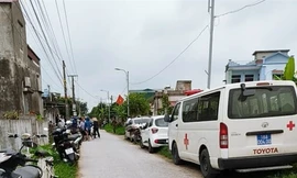 Đến sáng nay, 25/4, cơ quan chức năng vẫn tiếp tục khoanh vùng hiện trường để điều tra - Ảnh: Hoàng Long