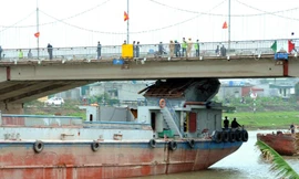 Phần nóc ca bin tàu thuỷ đâm vào gầm cầu Thái Bình - Ảnh: Hoàng Long