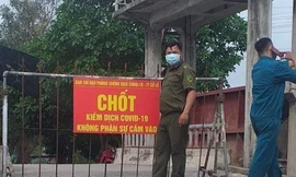 Lực lượng chức năng phong toả khu vực cư trú của người vừa có kết quả dương tính với SARS-CoV-2 - Ảnh: Hoàng Long