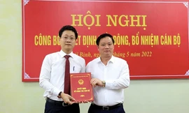 Chủ tịch UBND tỉnh Thái Bình (phải) trao quyết định bổ nhiệm Quyền Giám đốc Sở Tài nguyên- Môi trường - Ảnh: Hoàng Long